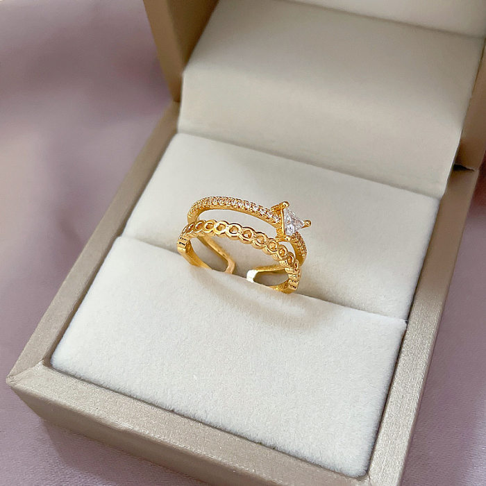 Schlichter offener Ring mit dreieckigem Messingüberzug und ausgehöhltem Zirkon-Inlay, vergoldet