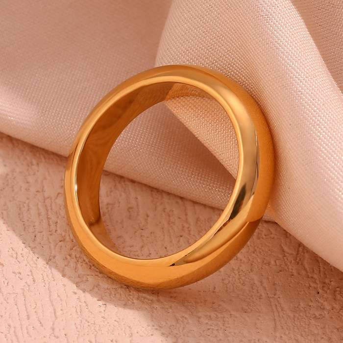 Schlichter Stil, klassischer Stil, runde Ringe aus Edelstahl mit 18-Karat-Vergoldung