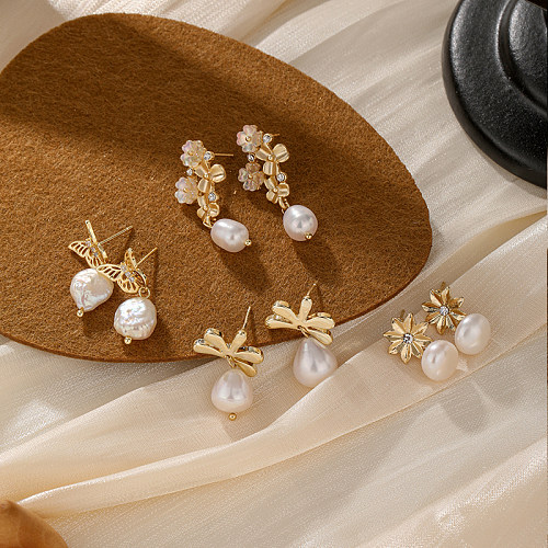 1 paire de boucles d'oreilles pendantes de style baroque, style britannique, fleur de trajet, papillon, incrustation de cuivre, perle d'eau douce, zircon plaqué or 14 carats, plaqué or 18 carats