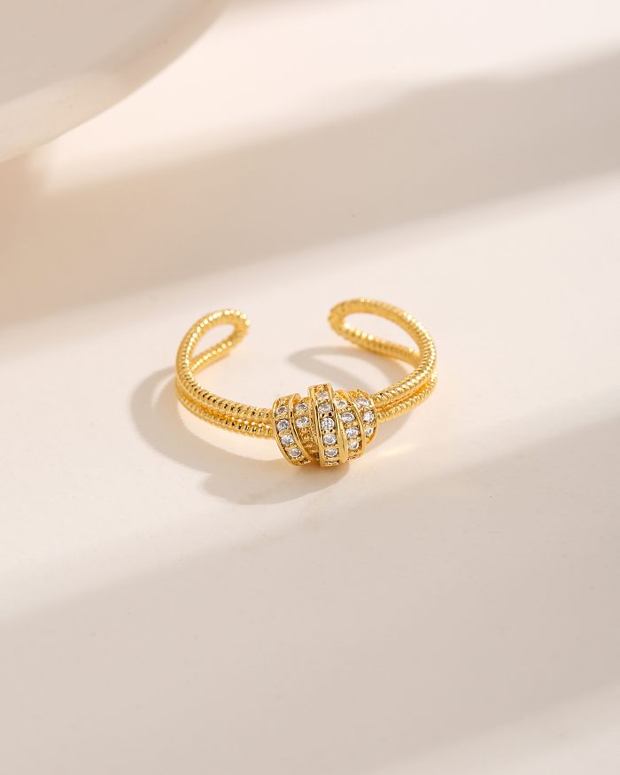 Offene Ringe im einfachen modernen Stil im koreanischen Stil mit Knotenverkupferung und Inlay aus Zirkon und 18 Karat Gold