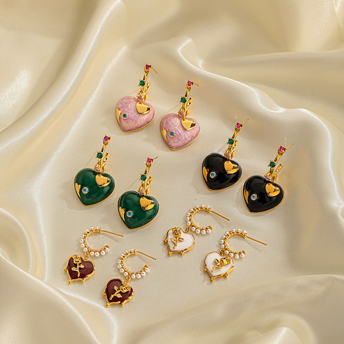 1 paire de boucles d'oreilles en forme de cœur, Style Simple et décontracté, incrustation d'émail, Imitation perle, cuivre, Zircon, plaqué or 18 carats