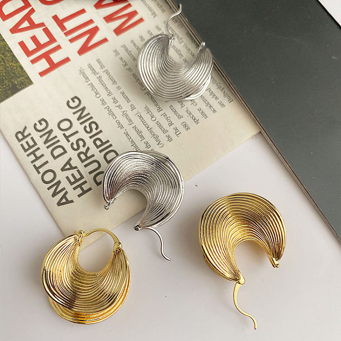 1 Paar neuartige Ohrringe mit geometrischer, unregelmäßiger Beschichtung, plissiert, Kupfer, vergoldet