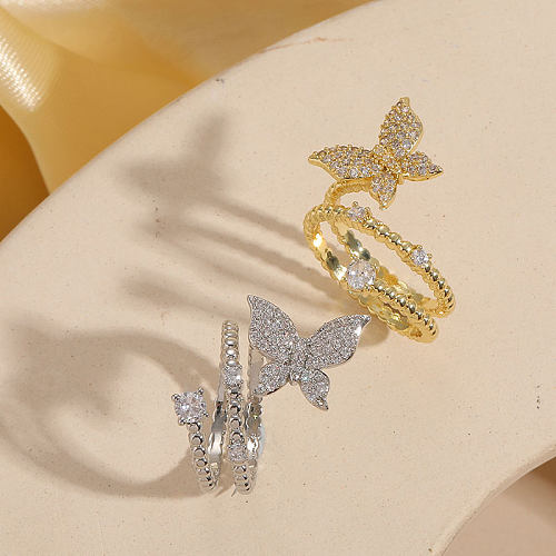 Elegantes anillos chapados en oro de 14 quilates con incrustaciones de cobre y mariposas