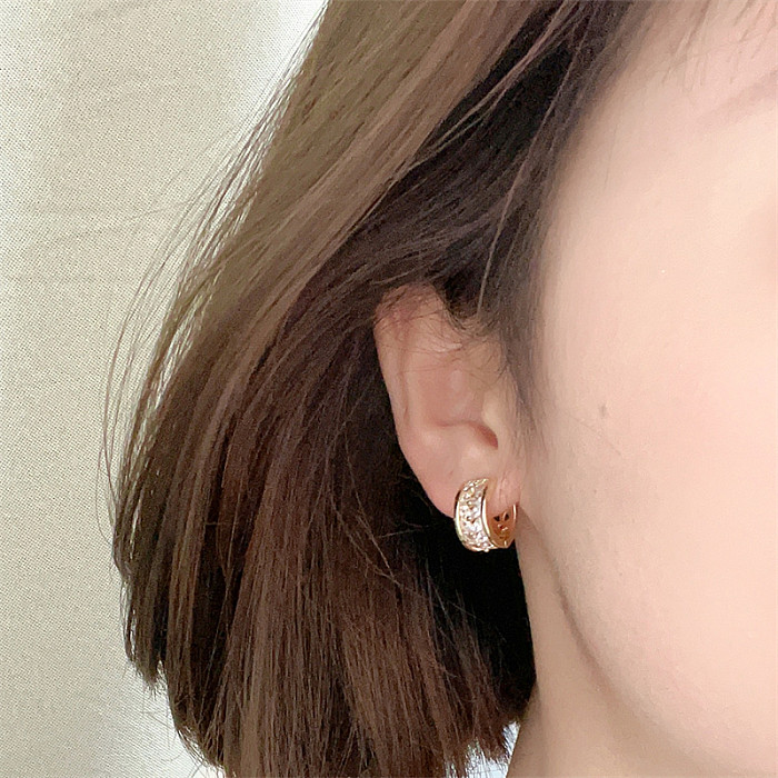 1 paire de boucles d'oreilles décontractées, douces et brillantes, incrustation ronde en cuivre et Zircon plaqué or