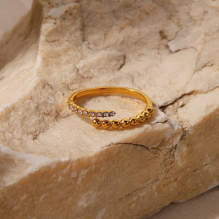Modischer, geometrischer, offener Ring aus Edelstahl mit Intarsien, Strasssteinen und Kupferringen