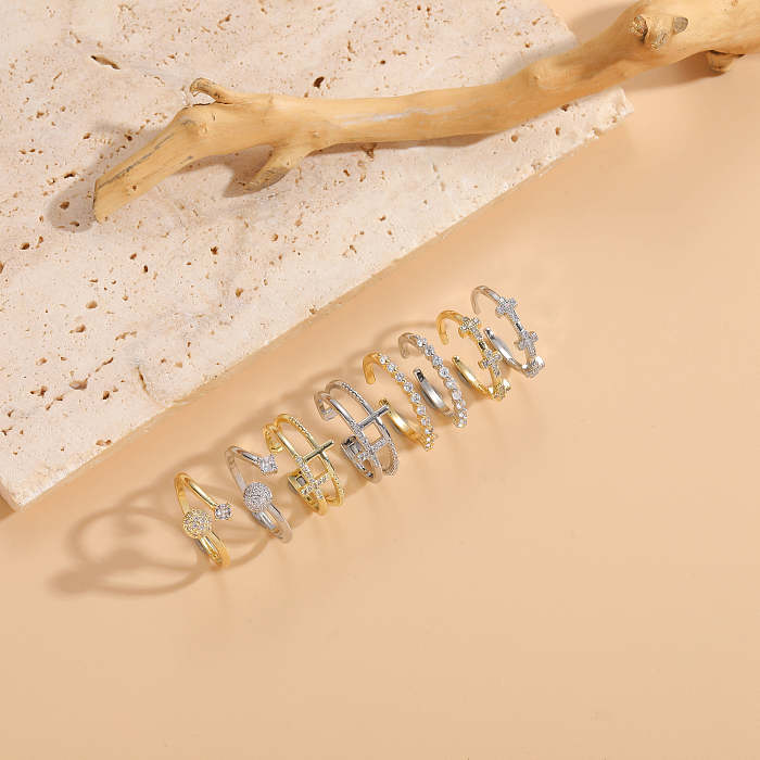 Eleganter, glänzender offener Ring mit Kreuzverkupferung und Zirkoneinlage, 14 Karat vergoldet
