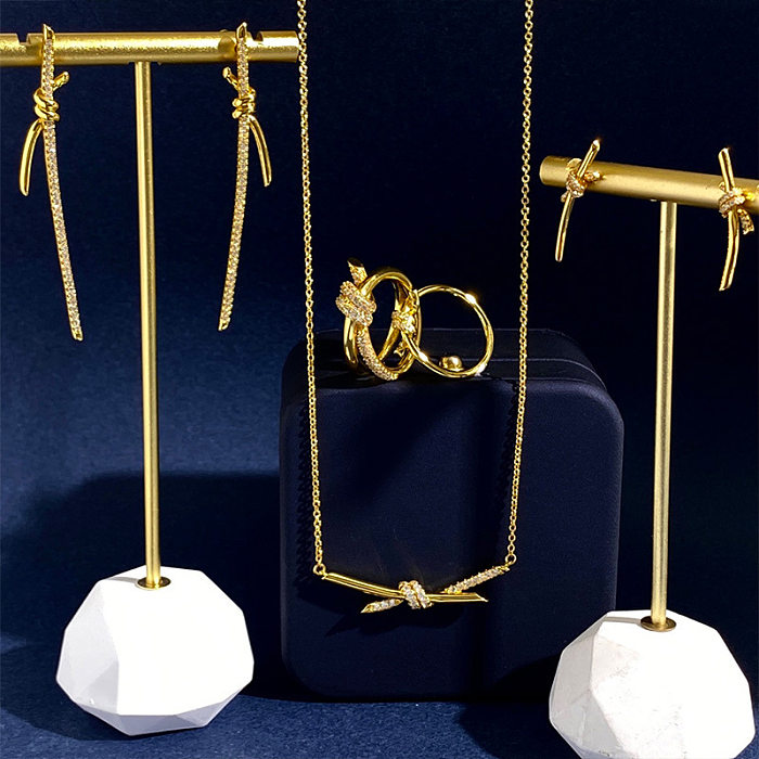 1 Paar schlichte Ohrstecker mit Knotenbeschichtung und Inlay aus Kupfer mit künstlichem Diamant