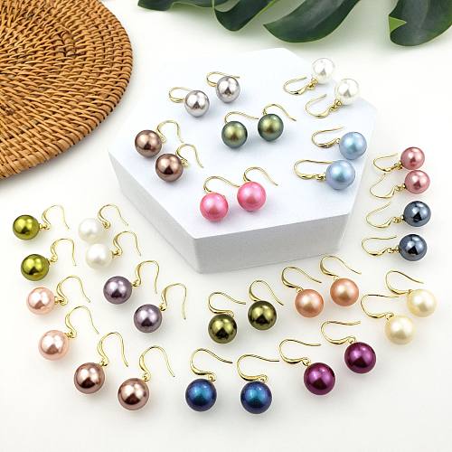1 paire de perles plaquées de couleur unie, style simple et élégant, une perle naturelle. Il peut y avoir différentes tailles. Veuillez comprendre le crochet d'oreille en cuivre.