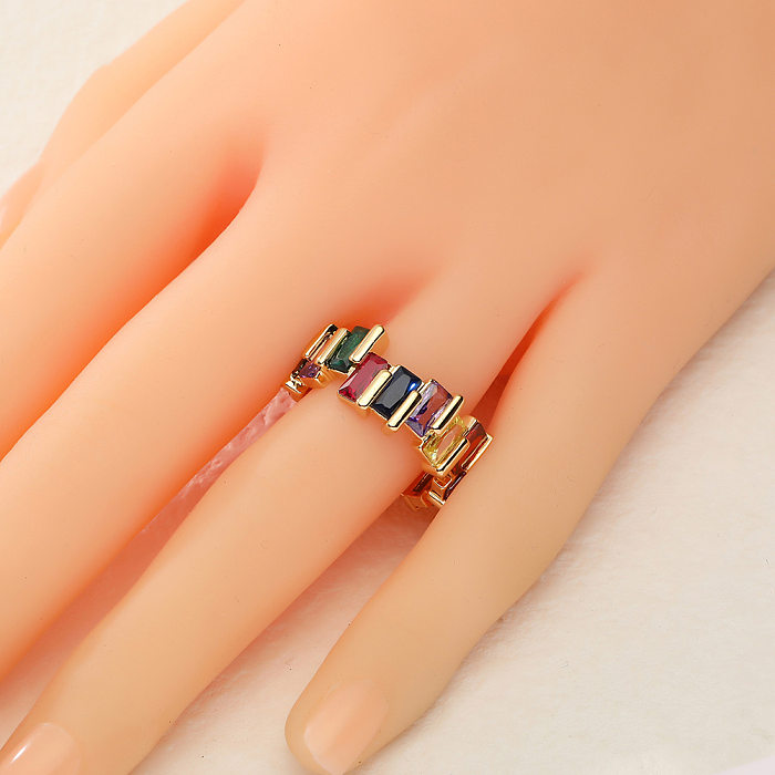 Luxuriöser offener Ring mit geometrischem, kupfervergoldetem Zirkon