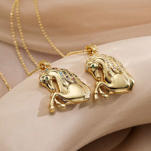 Einfache Halskette mit Anhänger „Pendelpferd“ im schlichten Stil mit Intarsien-Zirkon und 18-karätigem Gold