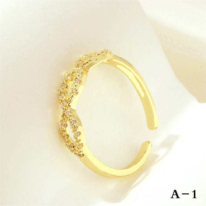 A letra transversal do estilo simples alinha anéis abertos banhados a ouro do zircão 18K do chapeamento de cobre