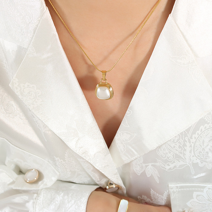 Retro-einfacher Pendler-Stil, geometrischer Titanstahl, Messing, 18 Karat vergoldet, künstliche Edelsteine, künstliche Perlen, Anhänger-Halskette in großen Mengen