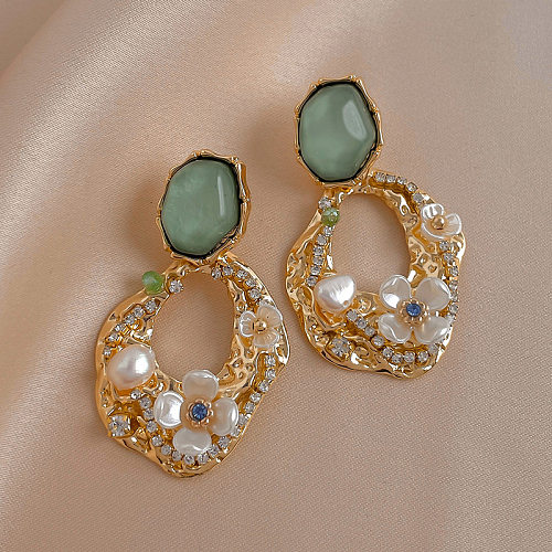 1 par de pendientes de perlas artificiales con incrustaciones de cobre y flores a la moda