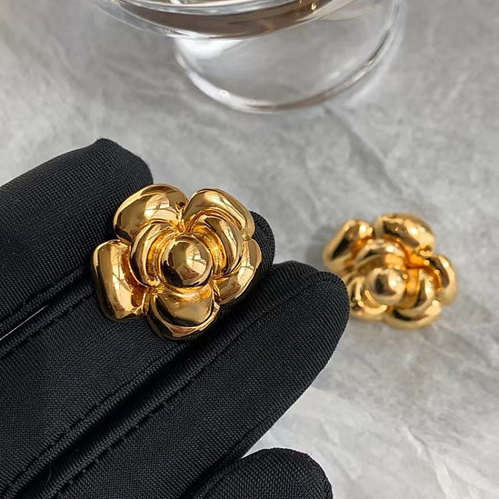 1 par de brincos de orelha de cobre com revestimento de flores elegantes