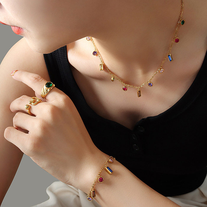 Collier de bracelets pour femmes avec incrustation de placage d'acier et de titane carré de mode