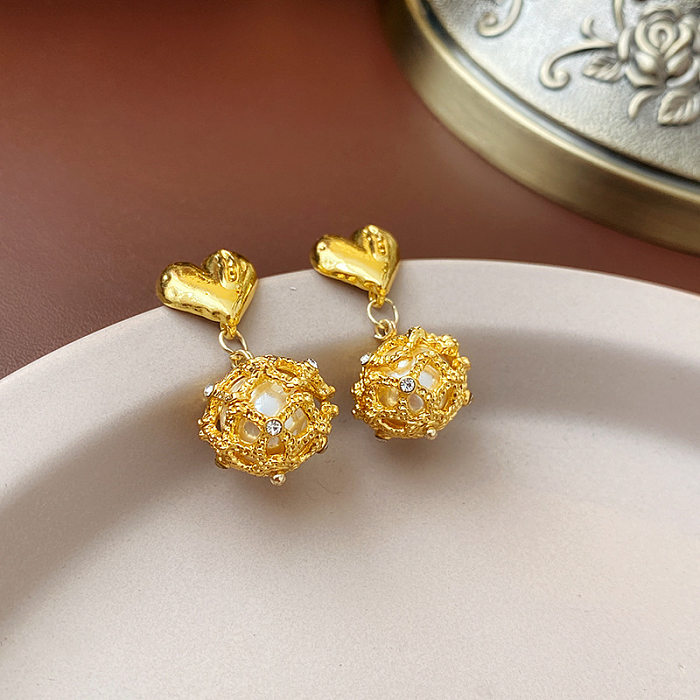 1 par de pendientes de circonita con incrustaciones de perlas artificiales, chapados en cobre, con letras geométricas elegantes