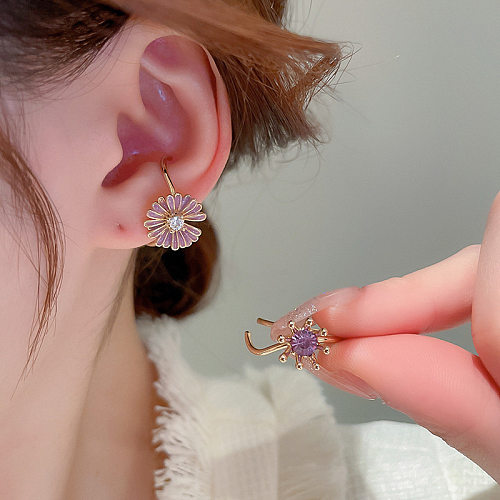 1 paire de clips d'oreilles en cuivre et émail en forme de fleur douce, en Zircon