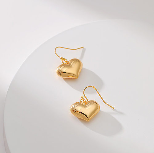1 par de gancho de orelha banhado a ouro 18K em formato de coração elegante feminino