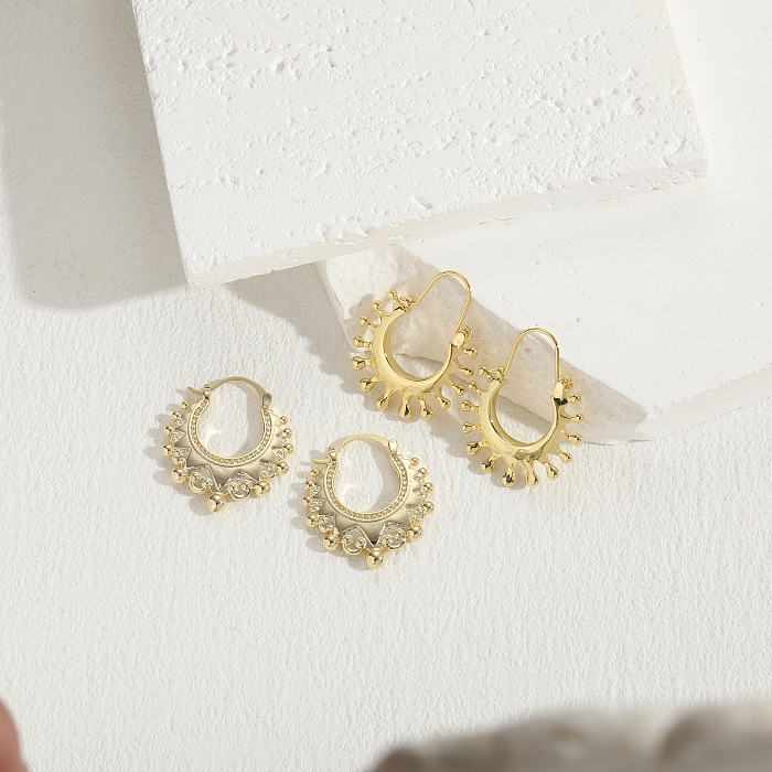 1 Paar luxuriöse, einfarbige, asymmetrische Kupfer-Ohrringe mit 14-Karat-Vergoldung