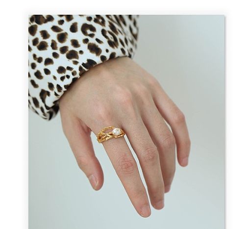 Elegantes anillos geométricos de perlas con revestimiento de cobre