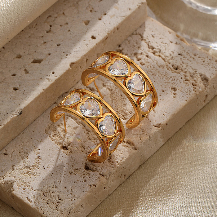1 par de pendientes chapados en oro de 18 quilates con incrustaciones de circonita de cobre y forma de corazón en forma de C de estilo Simple