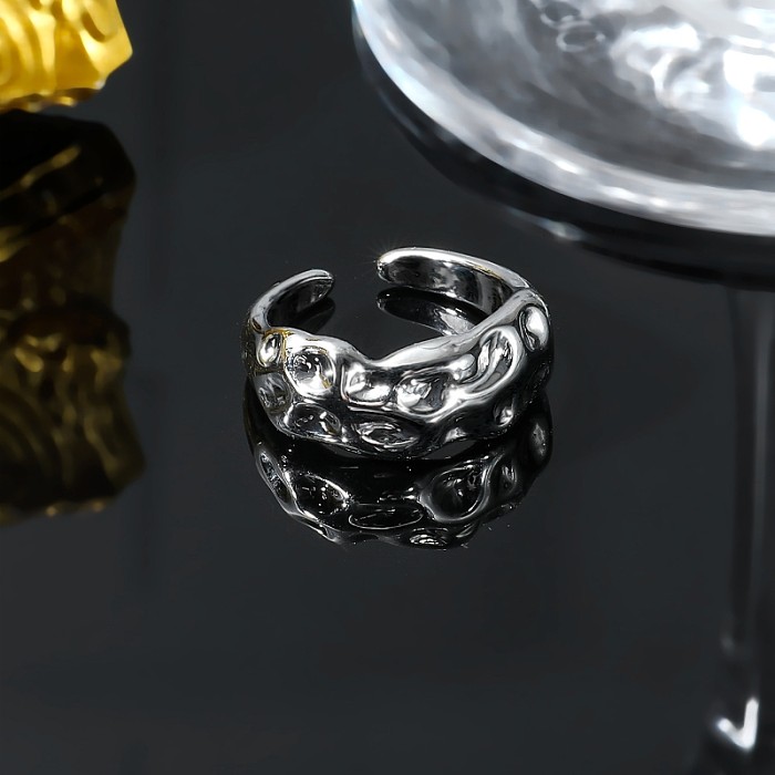 Offene Ringe aus einfarbigem Kupfer im schlichten Stil