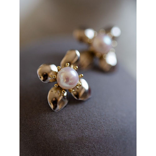1 paire de clous d'oreilles en perles artificielles en cuivre, incrustation de placage de fleurs rétro