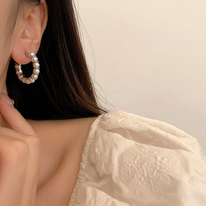 1 paire de boucles d'oreilles créoles élégantes avec incrustation de perles en cuivre et placage rond