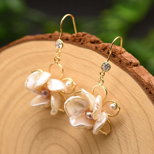 1 par de elegantes ganchos para la oreja chapados en oro de 18K con perlas de cobre y incrustaciones de flores