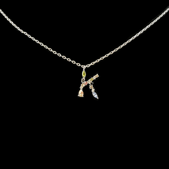 Einfache Halskette mit Buchstaben-Kupfer-Zirkon-Anhänger in loser Schüttung