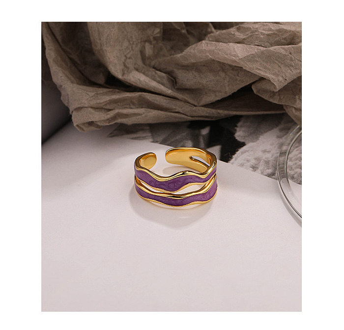 Vergoldete Ringe im schlichten Farbblock-Stil mit Edelstahleinlage