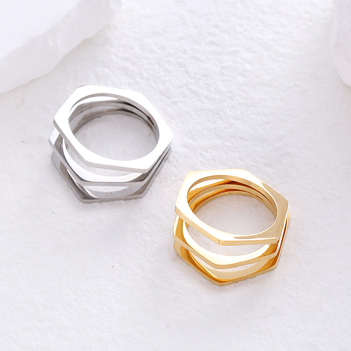 Le placage d'acier inoxydable de couleur unie de style simple creuse les anneaux plaqués or 24 carats