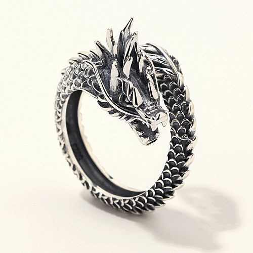 Dragão dominador retrô abrindo novo anel de cobre com dedo indicador do zodíaco