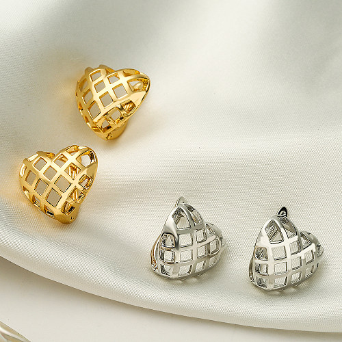 1 par estilo simples comute coração forma chapeamento oco cobre 18K brincos banhados a ouro