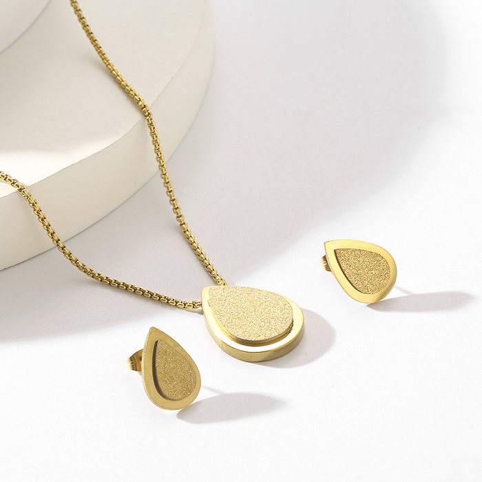 قلادة على شكل فراشة على شكل قلب بتصميم بسيط من الفولاذ المقاوم للصدأ مطلية بالذهب عيار 18 قيراط
