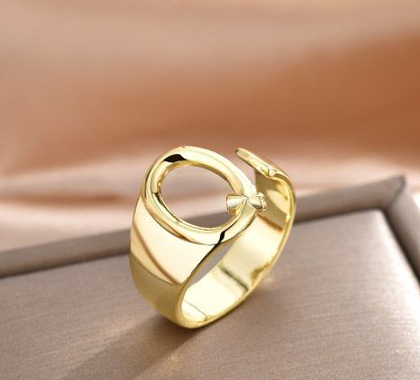 Offener Ring mit Buchstabenverkupferung im modernen Stil