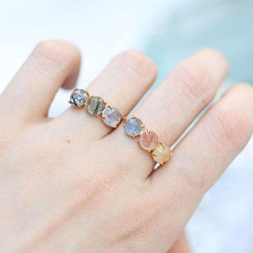 As pedras preciosas artificiais do embutimento de cobre geométrico da senhora abrem anéis