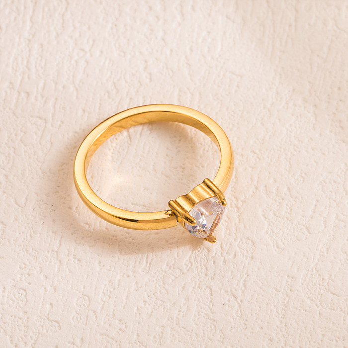 Elegante Ringe im klassischen Stil in Herzform mit Inlay aus Zirkon und 18 Karat vergoldetem Edelstahl