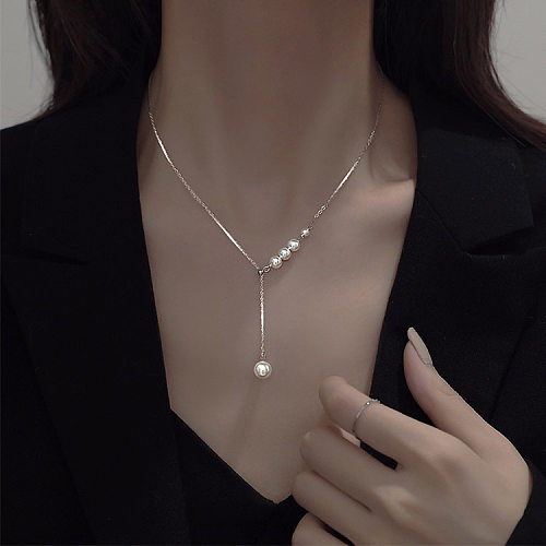Halskette im klassischen Stil mit Wassertropfen, Kupfereinlage und künstlichen Perlen