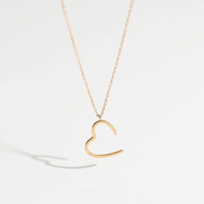 Collar de pendientes chapado en oro de 18 quilates con revestimiento de acero de titanio en forma de corazón de estilo simple