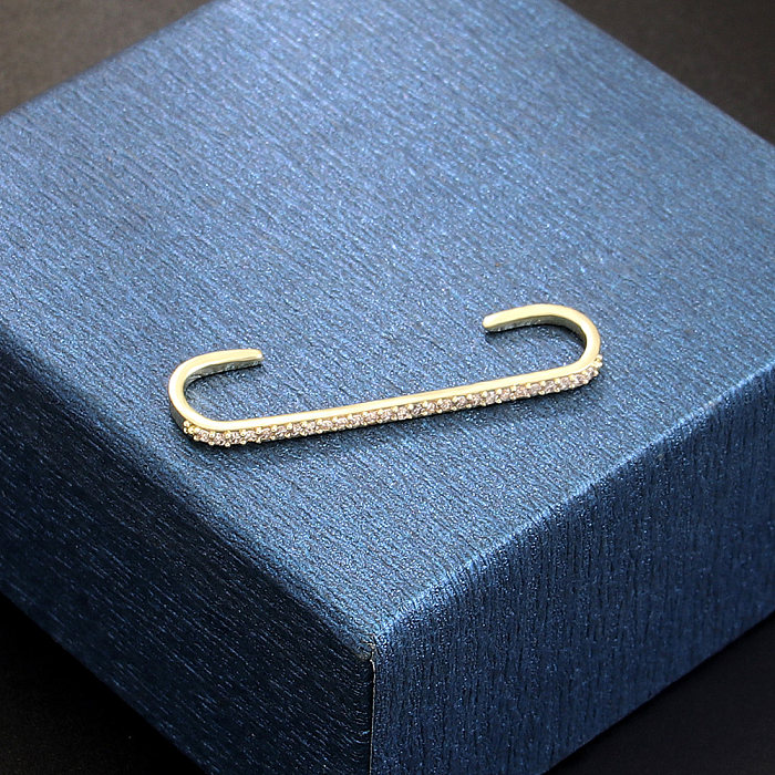 قطعة واحدة من مشابك الأذن الأساسية ذات الطراز الكلاسيكي والمطلية على شكل حرف C ومرصعة بالنحاس والزركون والمطلية بالذهب