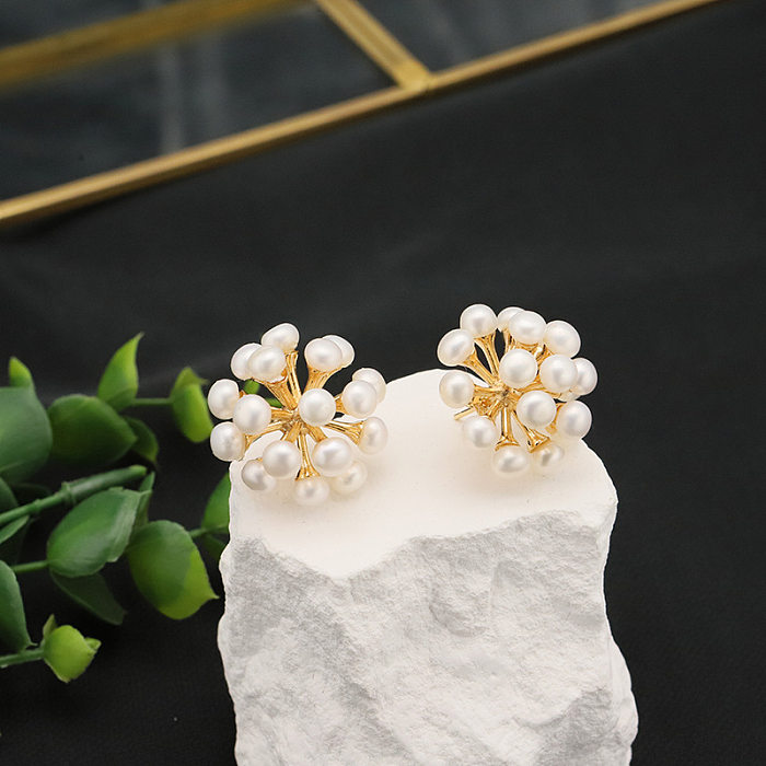 1 paire de clous d'oreilles en cuivre, incrustation de fleurs de Style classique et Simple, perles d'eau douce
