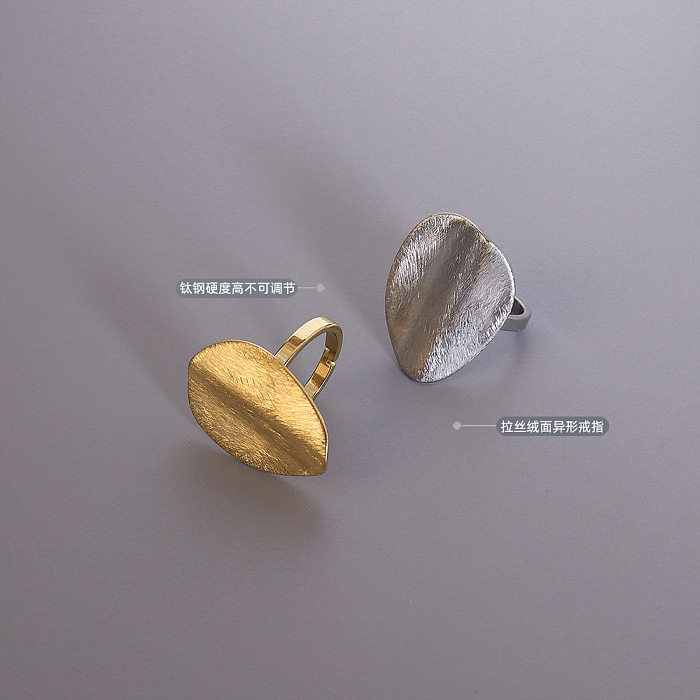 Modischer, speziell geformter Ring aus gebürstetem, mattem Titanstahl