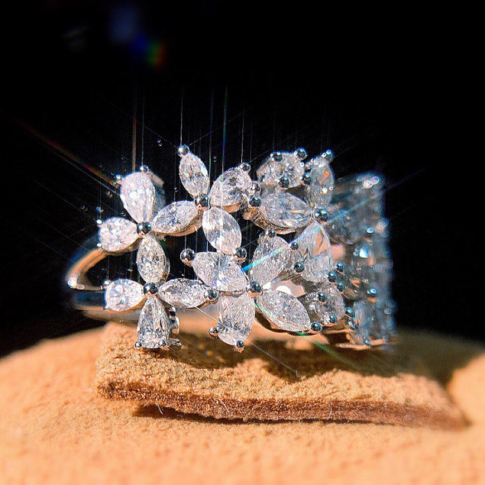 Anéis de pedras preciosas artificiais com incrustações de latão elegantes