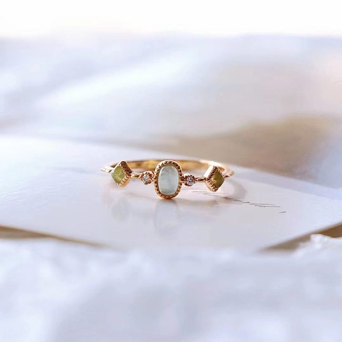 As pedras preciosas artificiais do embutimento geométrico de cobre do estilo simples abrem anéis