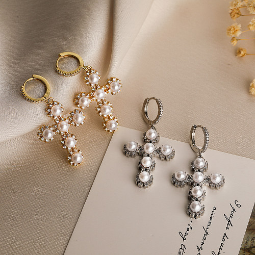 1 Paar schlichte Pendelohrringe mit Kreuzbeschichtung, Inlay aus Kupfer, künstlichen Perlen, Zirkon, 18 Karat vergoldet