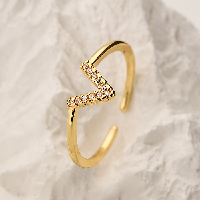 Einfacher offener Ring mit geometrischem Kupfer und 18 Karat vergoldetem Zirkon in loser Schüttung