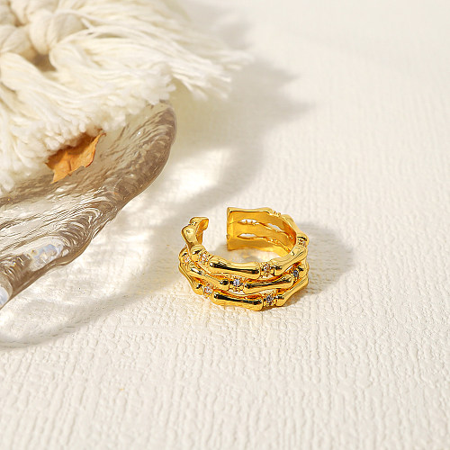 O ouro moderno do cobre 18K da forma do estilo C chapeou o anel aberto de diamante artificial no volume