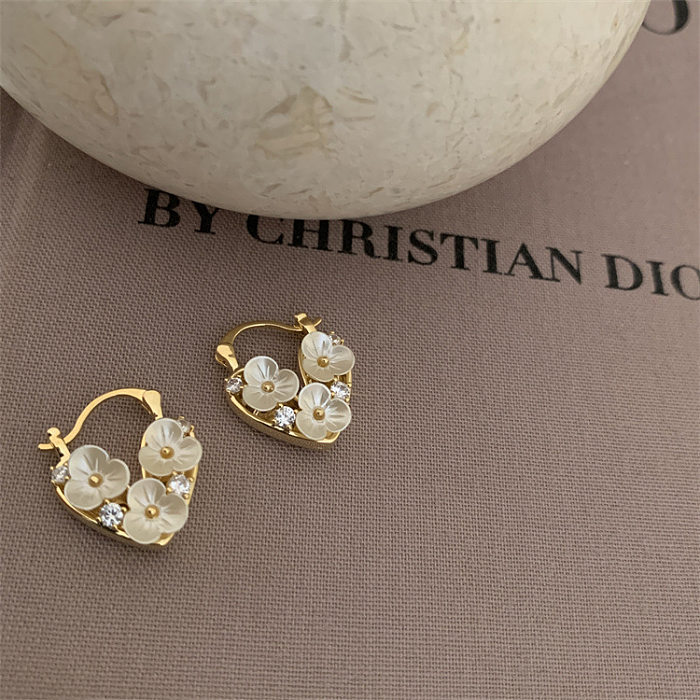 1 Paar süße herzförmige Blumenüberzug-Inlay-Shell-Kupfer-künstliche Diamant-Ohrringe