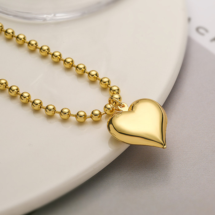 Collar con colgante chapado en oro de 18 quilates con revestimiento de cobre en forma de corazón de estilo simple